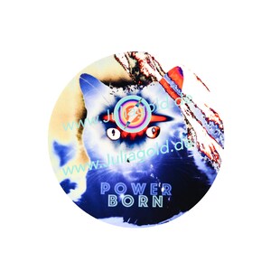 Könnte beinhalten: Ein blauer und weißer runder Aufkleber mit einem Katzenkopf und dem Text "POWER BORN" in weißen Buchstaben. Die Augen der Katze sind groß und schwarz, und die Nase ist rosa. Der Aufkleber hat einen blauen und weißen Hintergrund mit einem roten und orangen Design. Der Text "www.juliagold.de" ist in blauen Buchstaben auf dem Aufkleber geschrieben.