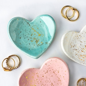 10 cm hjärtformad ringfat med guldstänk - Smyckesfat, smyckeshållare, brudtärnepresenter, bröllopsgåvor, keramisk ringfat av Modern Mud bild 1
