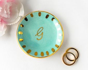 Plato para anillos con monograma dorado y estrella, plato personalizado para anillos, soporte para joyas, plato de cerámica para anillos, regalo de compromiso para ella.