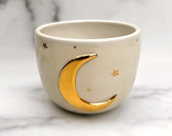 Weißer Lunar Übertopf mit 22k Gold von Naomi Singer