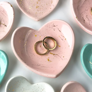 10 cm hjärtformad ringfat med guldstänk - Smyckesfat, smyckeshållare, brudtärnepresenter, bröllopsgåvor, keramisk ringfat av Modern Mud bild 2