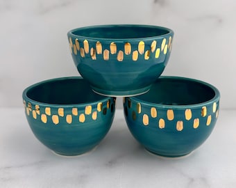 Grüner Übertopf mit 22k Gold Akzenten, handgefertigter Keramik-Pflanzenhalter