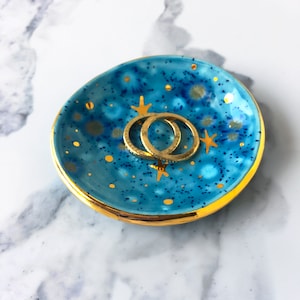 Porta anillos Galaxy con estrellas de oro de 22 quilates: porta anillos, porta joyas, regalo para ella, porta anillos del zodíaco, regalo de boda, regalo de compromiso, barro moderno.