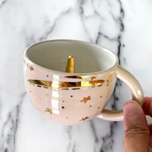 Eenhoornmok in pastelroze met gouden vallende sterren van Modern Mud - Unicorn Pottery, Unicorn Cup, Handgemaakt