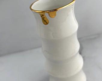 "Weiß und Gold ""Bambus"" Porzellanvase, moderne Keramikvase, minimalistische Keramik, Wohnkultur, Housewarming Geschenk."