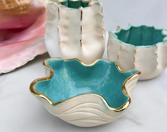 Ocean inspirierte Porzellanschale mit 22k Goldakzenten - Handgemachtes Stranddekor, Aqua Porzellankeramik