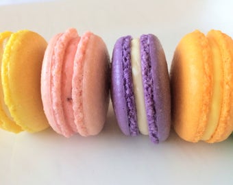 18 assorted Macarons