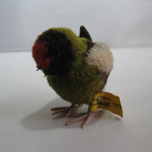 Original STEIFF 7122/09. Age old wool miniature BIRD, red. 100% wool. With button and flag. Made in Germany. 1968 to 1978. VINTAGE toy