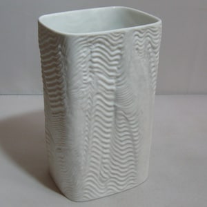 Rosenthal Germany studio line. Matt white porcelain vase. Design: Martin Freyer. Modernist. Height approx. 17.5 cm. Op Art VINTAGE
