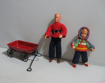 2 dollhouse bending dolls: father and daughter. Probably 1970s. From Germany. Caco or Ermey. In addition, a handcart made of metal. Vintage