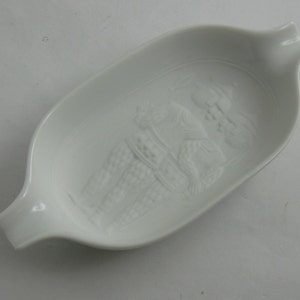 The Magic Flute: Two armoured men. Small porcelain ashtray / hand ashtray. Rosenthal Germany. Design Bjorn Wiinblad. VINTAGE