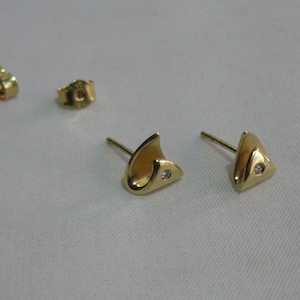 9-karat yellow gold (375) with a small brilliant-cut diamond each: Moser + Pfeil MP Collection. Enchanting stud earrings. Vintage jewelry from Germany.