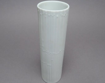 Rosenthal Germany. "Pearldrops" (also: dew drops)flower vase made of white porcelain. Design Tapio Wirkkala. H approx. 23 cm. 1970s VINTAGE