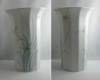 ROSENTHAL Germany studio line. Porslinsvas. Polygonal form, design av Tapio Wirkkala. Milos trollsländedekoration. Höjd ca 21 cm. Vintage