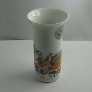 ROSENTHAL Germany. Small porcelain vase / trumpet vase &quot;Arundo&quot;. Decor: Woman with mandolin, beige. Design Bjorn Wiinblad. H 10 cm. VINTAGE