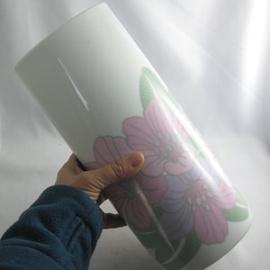 Rosenthal Germany studio-linie. Ovale Porzellan Vase. Dekor Irischer Frühling. Rosemonde Nairac. Höhe 28 cm. 1970er Jahre Design. VINTAGE
