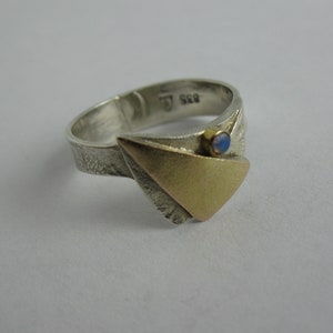Original Georg Kramer silver ring (835 Ag). Silver ring with gold plating and a small opal. Workshop mark Georg Kramer. Vintage jewelry