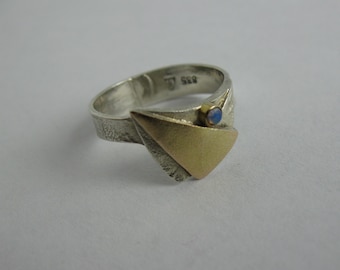 Originele Georg Kramer zilveren ring (835 Ag). Zilveren ring met vergulding en een kleine opaal. Werkplaatsmerk Georg Kramer. Vintage sieraden