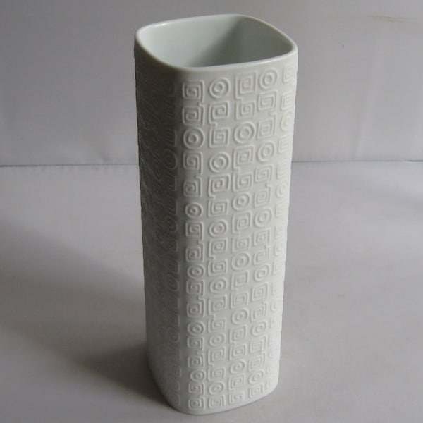 Rosenthal Germany studio-linie. White porcelain vase with relief décor. Design: Cuno Fischer. Height 22 cm. Probably 1970s. VINTAGE