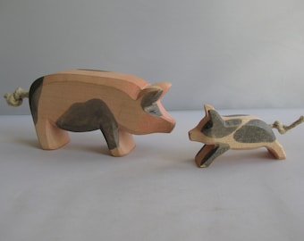 Figurines en bois Ostheimer / animaux en bois. Jouets en bois. Cour de ferme. Cochon tacheté et porcelet tacheté. ANCIEN