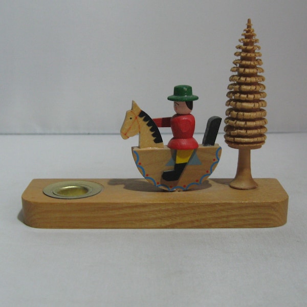 Seiffener Reiterlein mit Spanbaum. Alter Kerzenhalter aus Seiffen im Erzgebirge DDR Handwerkskunst. L 12,5 cm. Vintage Weihnachtsdekoration