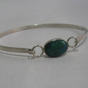 24/ Simple, elegant, narrow and delicate bangle made of sterling silver (925 Ag) with turquoise. 1970s vintage silver jewelry