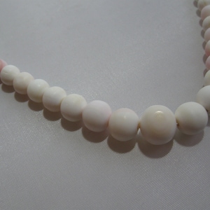 Old angel skin coral necklace. Largest pearl diameter approx. 11 mm. Total length approx. 46.5 cm, weight 24 grams. Vintage coral necklace