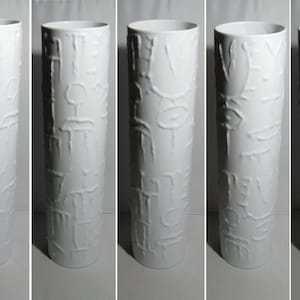 Rosenthal Germany studio-line. Cuno Fischer. Modernist. Relief vase TOTEM of white porcelain. H 37 cm. 1960s. Modernism / Op Art. VINTAGE