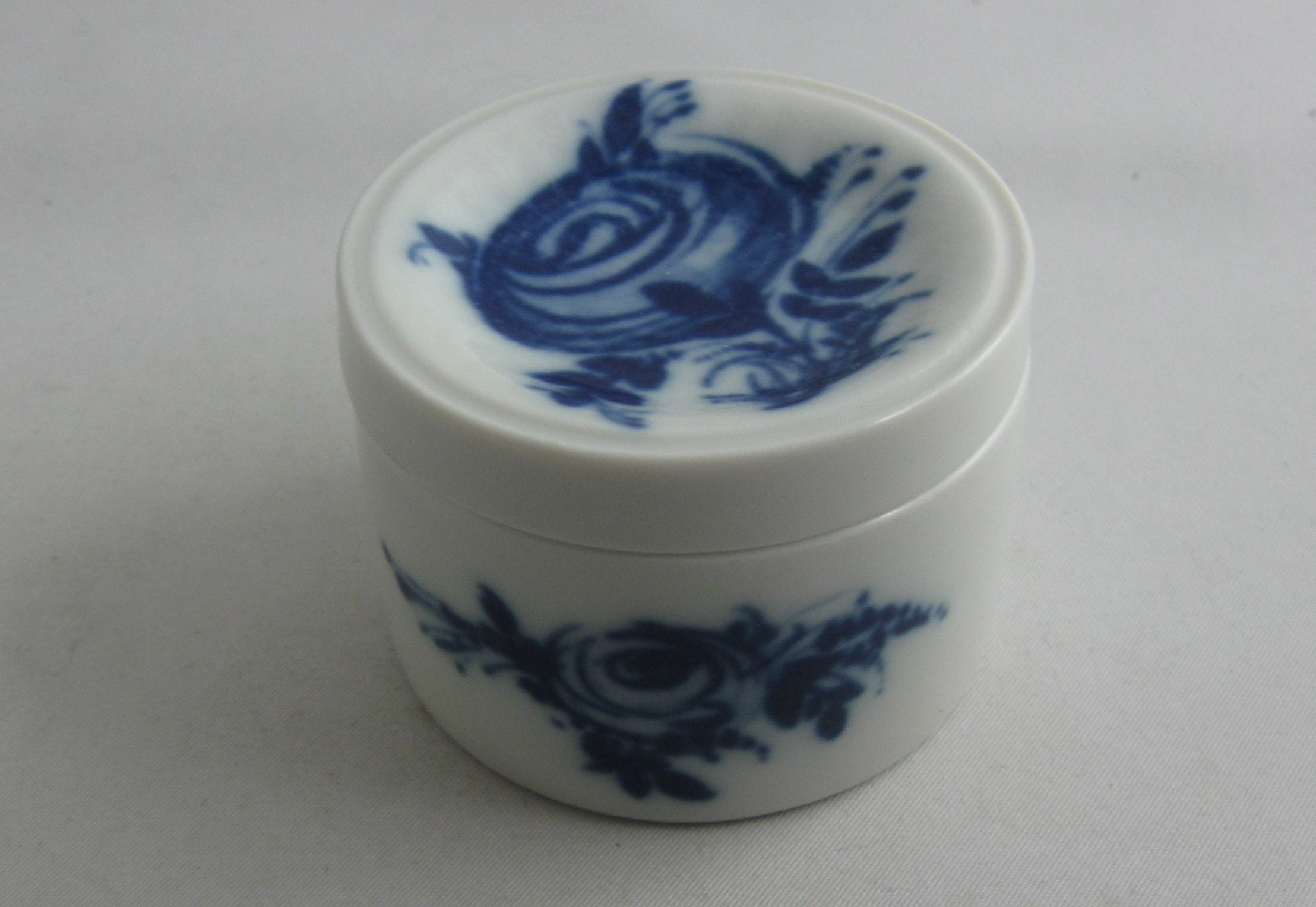 Rosenthal Germany studio-linie. ROMANCE cobalt rose. MINI lidded box. Diameter about 6 cm. VINTAGE