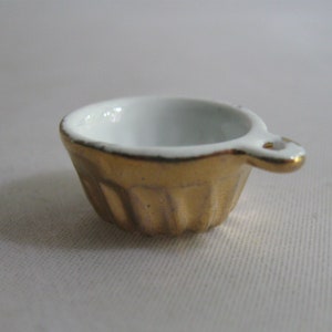 Miniature porcelain baking pan or baking dish. Miniatures for the dollhouse. Format 1:12. As good as new VINTAGE dollhouse accessories