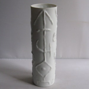 Rosenthal Germany studio-line. Cuno Fischer. Modernist. Relief vase TOTEM of white porcelain. H 21.5 cm. 1960s. Modernism / Op Art. VINTAGE