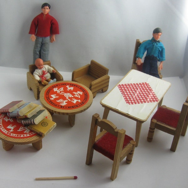 1970s dollhouse accessories / dollhouse furniture - probably Lundby - and 3 flexible dolls (Biegepuppchen). VINTAGE