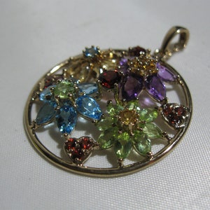 8 Karat Goldanhänger: Edler, großer Blumenbouquet Anhänger aus Gelbgold 333, üppig besetzt mit edlen Steinen. Vintage Goldschmuck