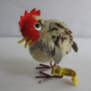 STEIFF original 1508.44. Miniatura de lã velha / galinha de lã. Com botão e bandeira. Feito na Alemanha. década de 1960. Brinquedo colecionável VINTAGE