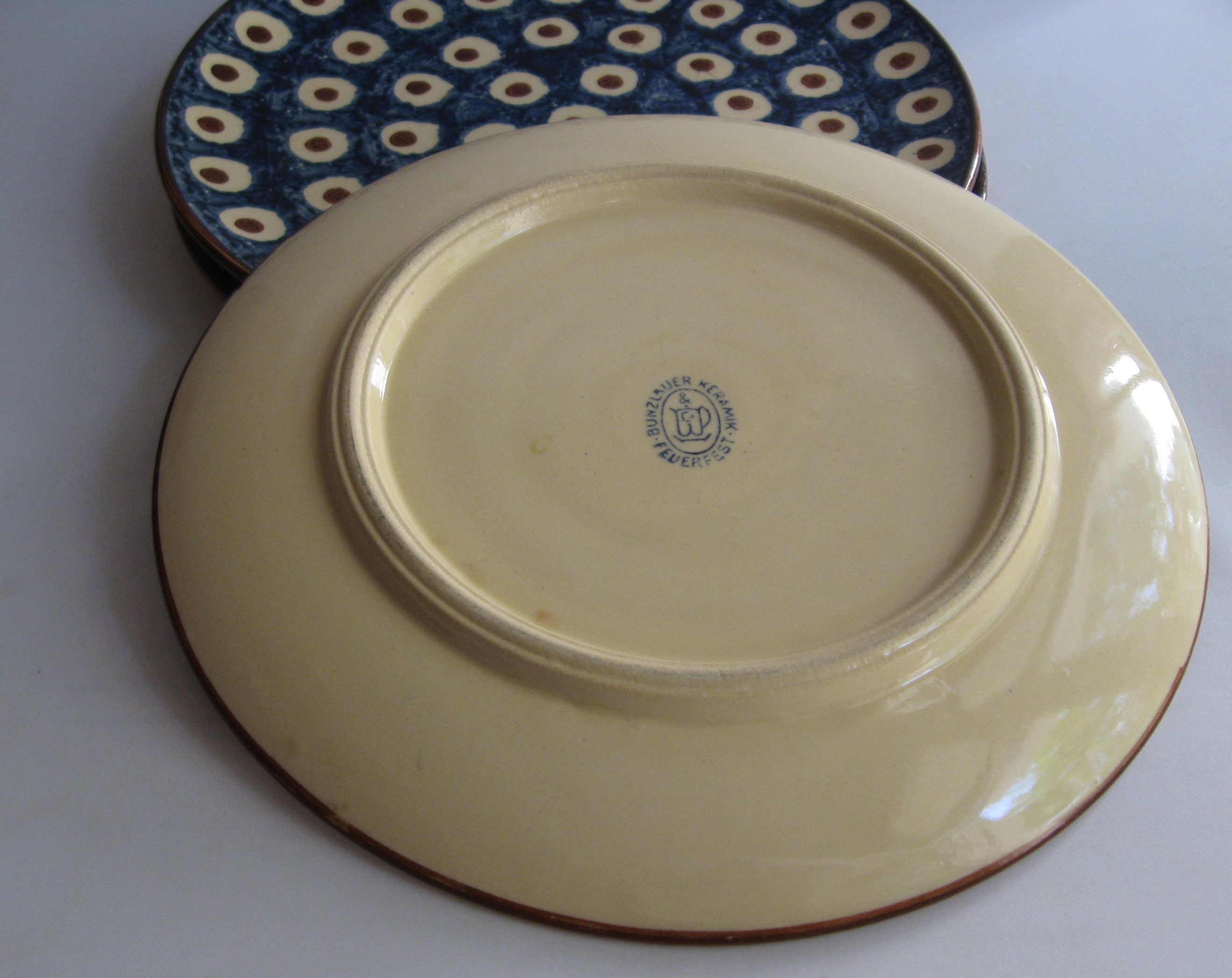 Original Bunzlauer Keramik Werner & Co. Dekor: Altes Pfauenauge. 3 alte Teller / Frühstücksteller. Durchmesser 21 cm. VINTAGE