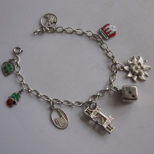 Linda e antiga pulseira feita de prata (835 Ag) com 8 pingentes antigos de prata verdadeira. Tesouro de prata VINTAGE