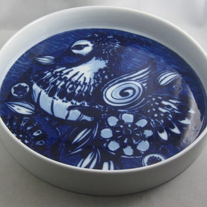 Rosenthal Germany studio line. Bowl (Ø approx. 25.5 cm) with a high rim (H approx. 4.2 cm). Design: Bjorn Wiinblad. &quot;Blue Bird&quot; series. VINTAGE