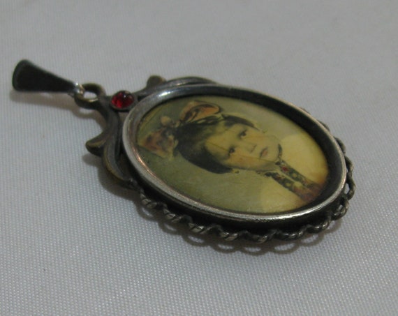 Ancient photo pendant with a red gemstone. Portra… - image 4