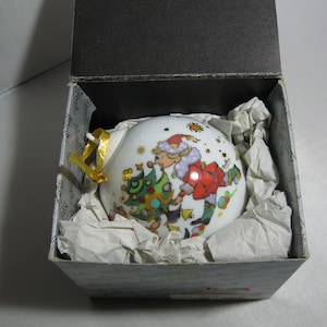 ROSENTHAL porcelain jewelry ball &gt;&gt;Xmas with Christmas tree&lt;&lt;. Decor: Bjorn Wiinblad. Ø 8 cm. Xmas decoration / bauble with DEFECT! VINTAGE