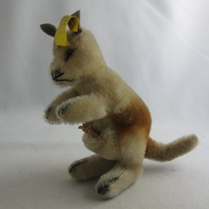 STEIFF d'origine 4314.00. Doudou / peluche / peluche : KANGOUROU Linda, 14 cm. Avec bouton et drapeau. 1967Fabriqué en Allemagne. ANCIEN image 2