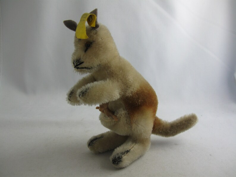 STEIFF d'origine 4314.00. Doudou / peluche / peluche : KANGOUROU Linda, 14 cm. Avec bouton et drapeau. 1967Fabriqué en Allemagne. ANCIEN image 2