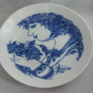Rosenthal Germany studio-line. Dish / plate (21 cm diameter). Design: Bjorn Wiinblad. Woman / girl with flowers. VINTAGE