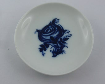 Rosenthal Germany. Old miniature plate / confectionery plate / tea bag tray. Decor romance blue flower (blue painting). Ø approx. 9.5 cm. Vintage
