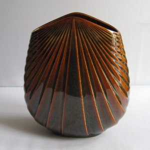 Rosenthal Germany studio-line. Small ceramic / stoneware vase &quot;Fächervase&quot; in fan shape, 16.5 cm. Design: Max Fuessl. 1970s / 80s. VINTAGE