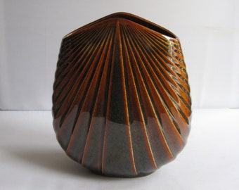 Rosenthal Germany studio line. Liten blomvas i stengods "Fläktarvas", 16,5 cm. Design Max Füssl. Vintage från 1970-/80-talet.