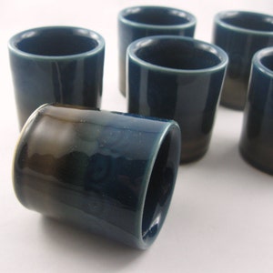 Rosenthal Tyskland "Brotzeit" (Mellanmålstid). Design: Bjoern Wiinblad. 6 shotglas i keramik (även användbara som äggkoppar). 1969 till 1989. Vintage