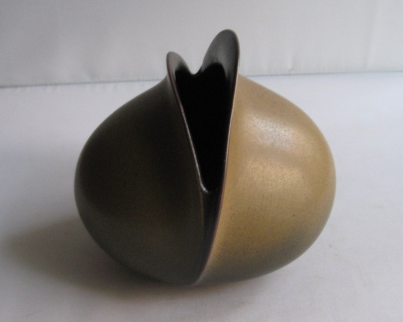 Rosenthal Germany studio-linie. Small ceramic / stoneware flower vase Venus, brown. H approx. 11.5 cm. Design: Uta Feyl. 1980s. VINTAGE image 5