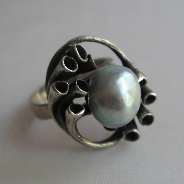 Silver ring made of silver (835 Ag) with gray pearl. Friedrich Speidel, Pforzheim (Germany), attributed. Ring size adjustable. VINTAGE