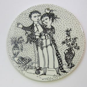 Nymoelle: Ottimismo di NOVEMBRE. Piatto mensile/decorazione da parete in porcellana. Bianco e nero. Bjoern Wiinblad 3013-11. Porcellana da collezione. D&#39;EPOCA