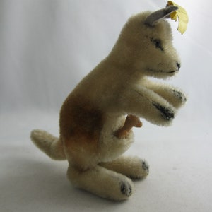 STEIFF d'origine 4314.00. Doudou / peluche / peluche : KANGOUROU Linda, 14 cm. Avec bouton et drapeau. 1967Fabriqué en Allemagne. ANCIEN image 3